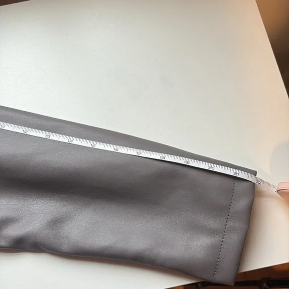 Forever 21 NWT Gray Faux Leather Cropped Bomber Jacket Medium M - Picture 9 of 9